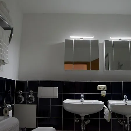 Sleep & Go - Zweibettzimmer Mit Gemeinschaftsbad 松托芬